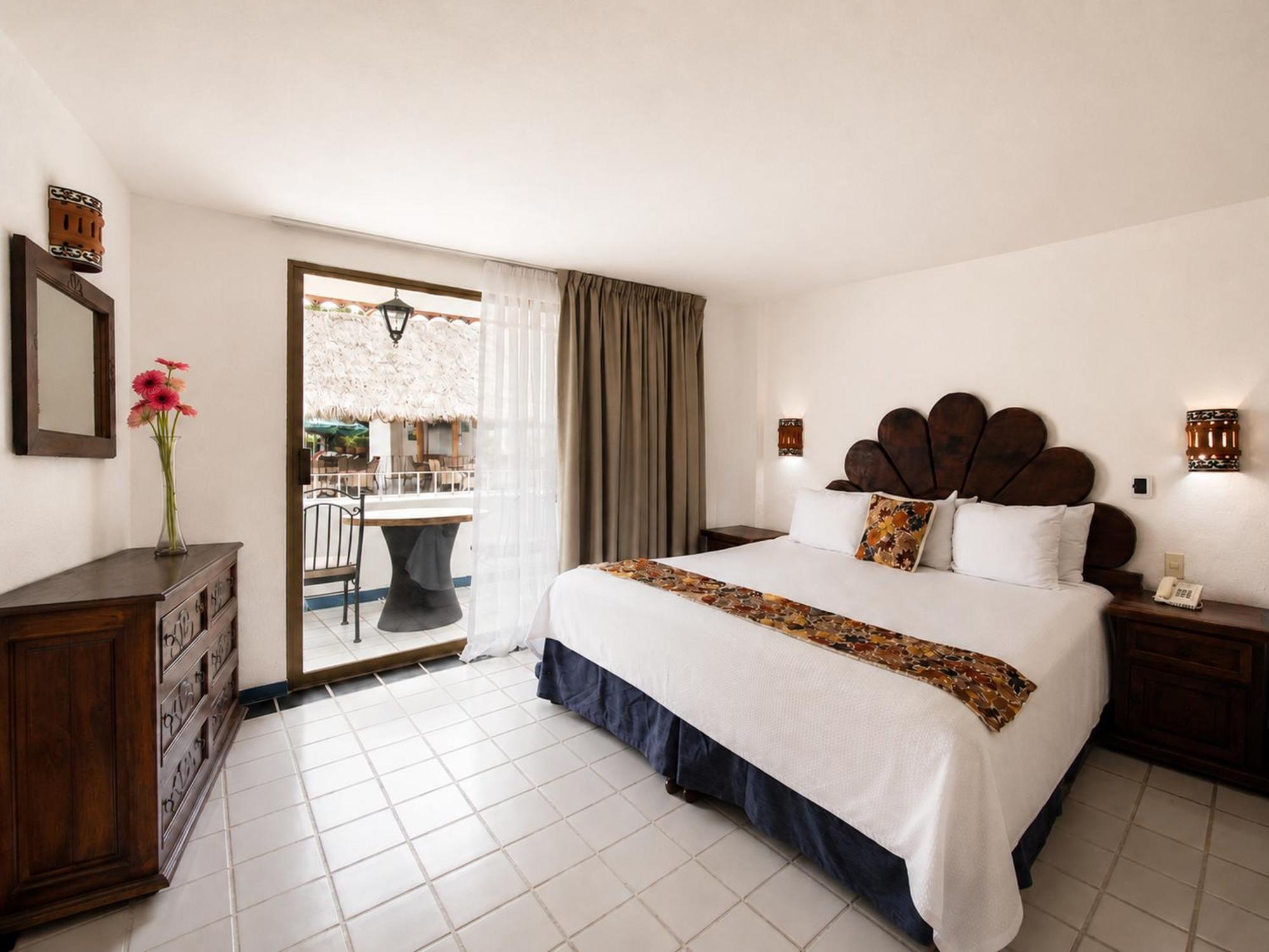 Habitación con cama extragrande y balcón